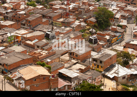 Santo Domingo Savio Nachbarschaft in Medellin, Kolumbien, mit neuen Metrocable vor (Linie K) Stockfoto
