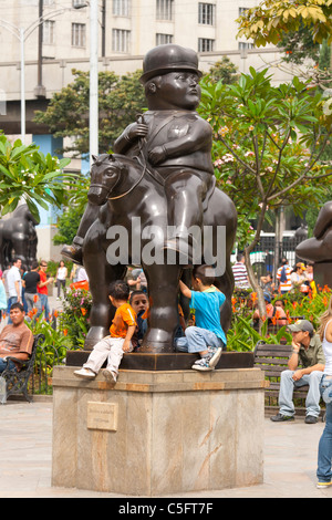 Plaza Botero, ein Symbol von Medellin, Kolumbien, und Kinder genießen ihre Zeit Stockfoto