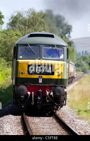 Alte Eisenbahnzüge Dieselmotoren; gelbes Frontend der Heritage British Rail D1501 Diesel Locomotive East Lancs. Railway's Summer Train Gala, 2011 Stockfoto