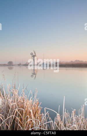 Thurne Entwässerung Mühle reflektiert in den Fluß Thurne auf den Norfolk Broads, nach einer Übernachtung Raureif Stockfoto