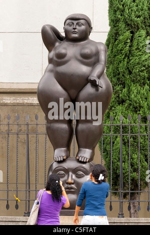 Plaza Botero, ein Symbol von Medellin, Kolumbien, hier zwei Frauen scheinen beleidigt von Botero Skulptur Stockfoto