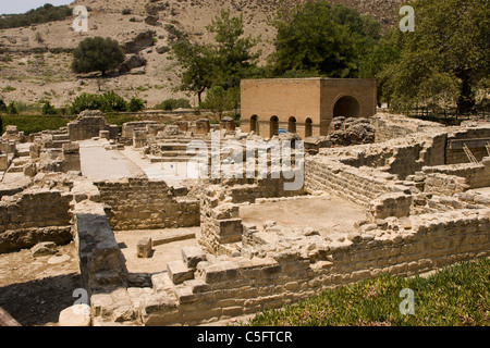 Die Ruinen der Gebäude rund um den Roman Amphitheatre in Gortys, Kreta, Griechenland. Stockfoto