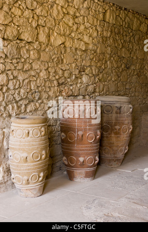 Alten Pithoi und Krüge in der Abstellkammer. Knossos, Kreta, Griechenland. Stockfoto