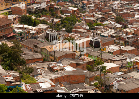 Santo Domingo Savio Nachbarschaft in Medellin, Kolumbien, mit neuen Metrocable vor (Linie K) Stockfoto