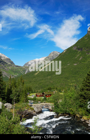 Kleines Dorf in den norwegischen Bergen. Stockfoto