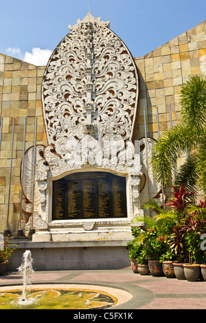 KUTA, BALI, Indonesien - 12. November 2010: Denkmal für die Opfer in Kuta, Bali Bombardierung. Stockfoto