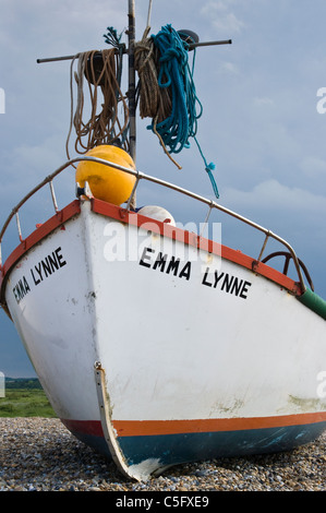 Fischerboot am Kiesstrand bei Cley-Next-the-Sea, Norfolk, Großbritannien Stockfoto