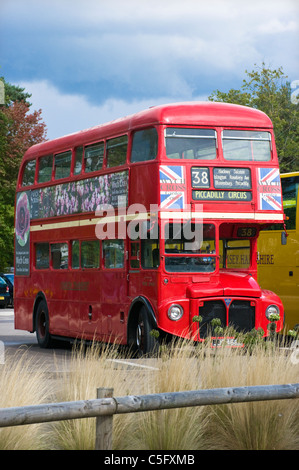 London-rote Doppeldecker-Bus, jetzt für Urlaubsreisen verwendet Stockfoto