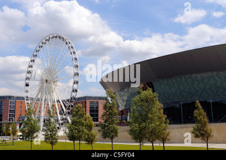 Der neue Echo Arena In Liverpool England mit dem Riesenrad von Liverpool Stockfoto