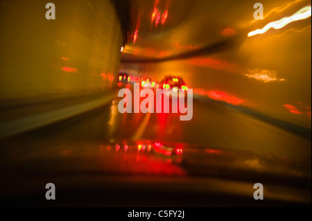 Egoperspektive nachts in einem unterirdischen Tunnel zu fahren. Stockfoto