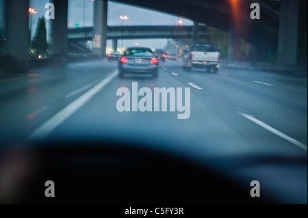 Egoperspektive auf einer Autobahn unter Überführungen im Verkehr zu fahren. Stockfoto