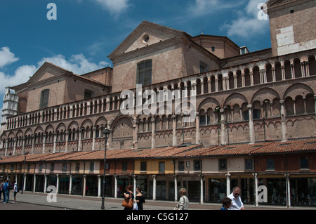 Arkaden der Piazza Trento e Trieste, dem ehemaligen Marktplatz von Ferrara, Norditalien Stockfoto