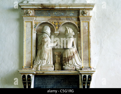 Großen Schnarchen, Norfolk. Denkmal für Robert West und Frau, 1610, 17. Jahrhundert Alabaster Denkmal Denkmäler Zahlen kniend Stockfoto