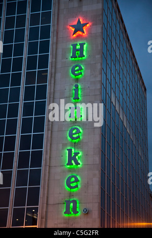 Heineken Leuchtreklame auf dem O'Connell Bridge House, einem 1960er Jahre modernistischen Gebäude in Dublin, Irland Stockfoto