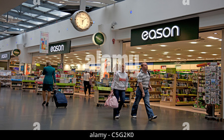 Eason Buchhandlung in der "Einkaufsstraße" in der Bahnhofshalle von Flughafen Dublin, Irland Stockfoto