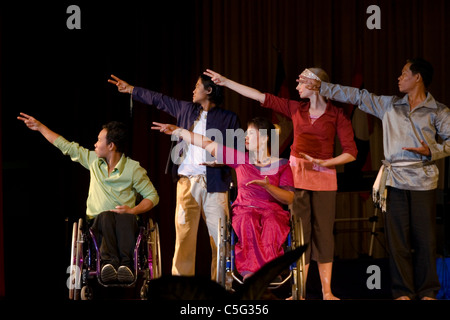 Menschen mit Behinderungen sind auf einer Bühne während einer Show internationale Tag für Menschen mit Behinderungen in kommunistische Laos Kennzeichnung durchführen. Stockfoto