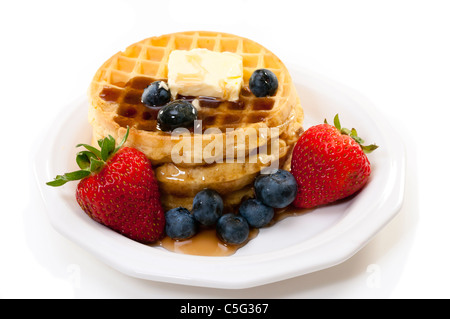 Waffeln, Erdbeeren, Heidelbeeren und Butter.   Isoliert auf weißem Hintergrund. Stockfoto