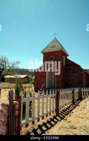 Die verlassenen Katholische Kirche erscheint in einem besseren Zustand als die anderen Wohnungen im Cuervo, New Mexiko. Stockfoto