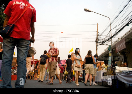 Der Sonntagabend Nachtmarkt ist gefüllt mit Käufern, die auf der Suche nach Schnäppchen am Tha Pae Gate in Chiang Mai, Thailand. Stockfoto