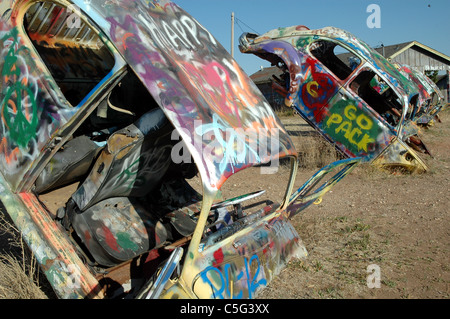 Ein Packer-Fan hinterließ seine Spuren auf der "VW Slug Bug Ranch" in Conway, Texas außerhalb von Amarillo. Stockfoto