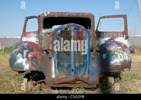 Dieses 1933 Ford Coupé ist ein Ziel für Vandalismus von Leuten, die vorbei fahren. Das Auto befindet sich entlang der Route 66 in der Nähe von Amarillo. Stockfoto