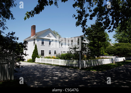 Weiße Schindeln Haus und weißen Lattenzaun in Hyannis auf Cape Cod, Massachusetts Stockfoto