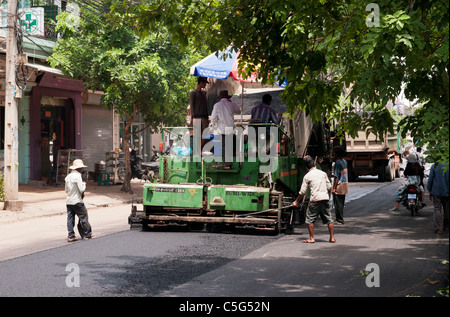 Straßenarbeiter Bande Verlegung neuer Straßenbelag in Somdech Tep Vong St, Siem Reap, Kambodscha Stockfoto