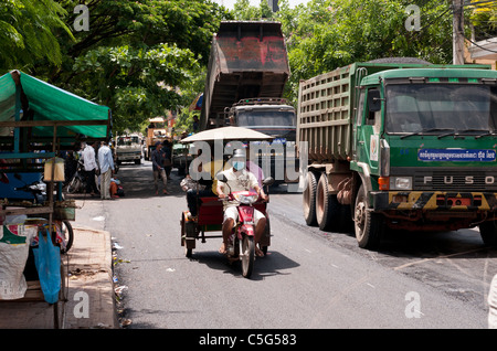 Straßenarbeiter Bande Verlegung neuer Straßenbelag in Somdech Tep Vong St, Siem Reap, Kambodscha Stockfoto