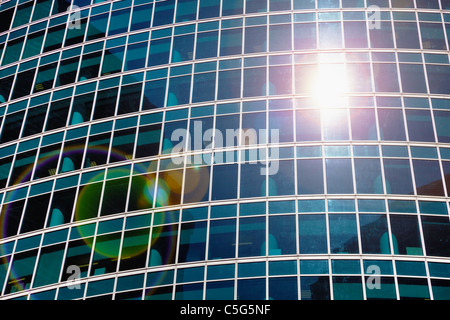 Abstrakte Form - ein Hochhaus Fenster und Sonneneruption Stockfoto