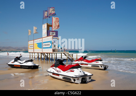 Jetskis zur Rettung im Windsurfen und Kitesurfen Centre am Sotavento Strand, Jandia, Fuerteventura, Kanarische Inseln Stockfoto