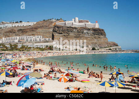 Hotel mit Blick auf Playa de Los Amadores in der Nähe von Puerto Rico auf Gran Canaria, Kanarische Inseln, Spanien Stockfoto