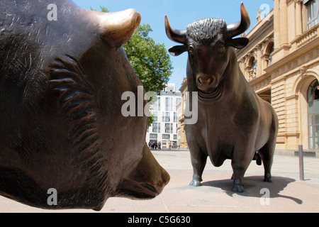 Bulle und Bär Statuen außerhalb der Börse Frankfurt am Main Stockfoto