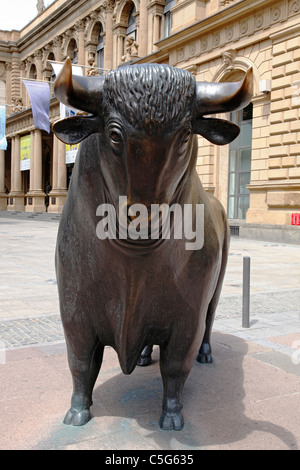 Stier-Statue außerhalb der Börse Frankfurt am Main Stockfoto