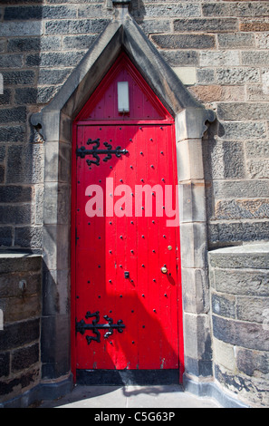 Eine helle rote Seiteneingang zu einer Kirche in Edinburgh Stockfoto