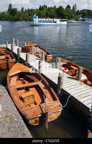 Gefesselt auf einem Steg in Bowness-On-Windermere am Lake Windermere Boote zu mieten. Stockfoto