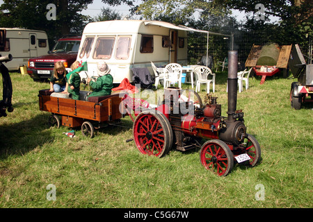 Kinder spielen am Miniatur Foster Zugmaschine gebaut 1994 und gesehen bei der 2006 anno dazumal Rallye Malpas Cheshire England Stockfoto