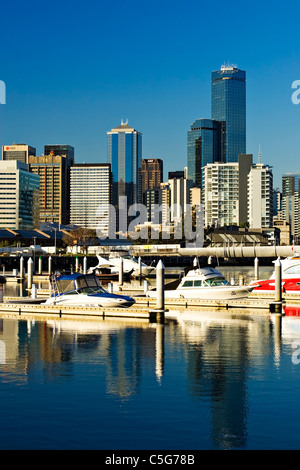 Melbourne Australien / The Melbourne Skyline von Melbourne Docklands in Melbourne Victoria Australien betrachtet. Stockfoto