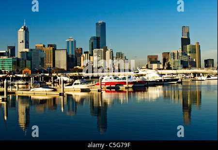 Melbourne Australien / The Melbourne Skyline von Melbourne Docklands in Melbourne Victoria Australien betrachtet. Stockfoto