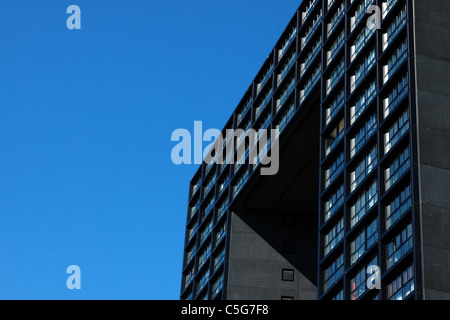 Fragment des modernen Gebäudes über strahlend blauer Himmel Stockfoto