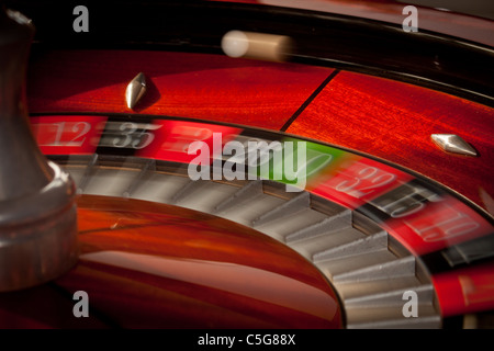 Europäischen Casino Roulette Rad Ball im Spiel Bewegungsunschärfe Stockfoto