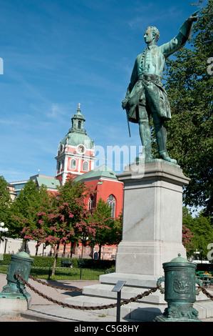 Statue von König Charles (Karl) XII von Schweden in Stockholm mit Jakobs Kyrka Kirche im Hintergrund Stockfoto