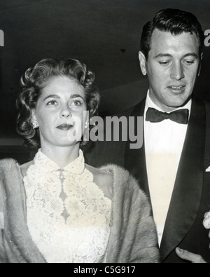 ROCK HUDSON mit Frau Phyllis Gates über 1957 Stockfoto