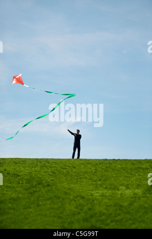 Ein Mann, der fliegen ein Rotmilan Stockfoto