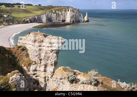 Falaise d'Aval oder Bogen und die Aiguille oder Nadel von Etretat in Normandie, Frankreich Stockfoto