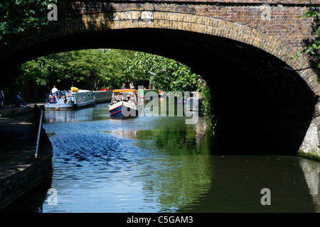 Zeigen Sie unter der Regent Park Straßenbrücke, die Jenny Wren Vergnügungsschiff auf die Regents Canal, Primrose Hill, London, UK an Stockfoto