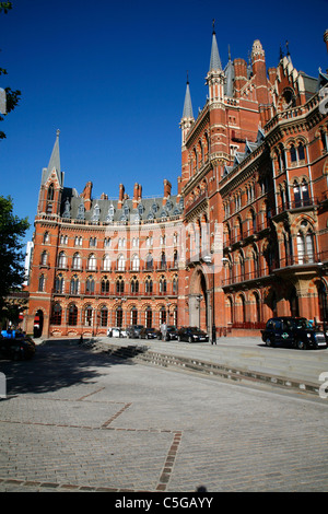 Blick Richtung Gilbert Scott Restaurant in St Pancras Renaissance Hotel in St Pancras Station, St Pancras, London, UK Stockfoto