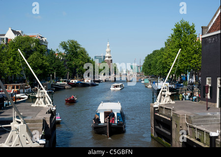 Boote, die entlang einer Brücke an einer Gracht in Amsterdam. Stockfoto