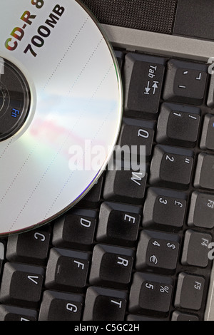 Laptop-Tastatur mit einer cd Stockfoto