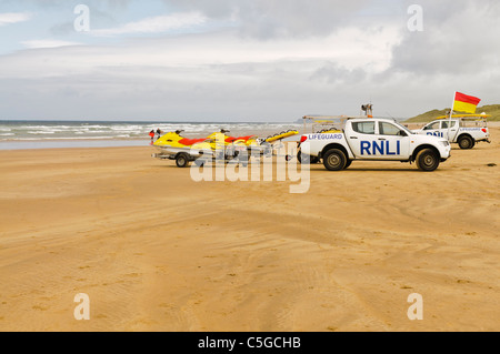 RNLI Rettungsschwimmer Fahrzeug und Jetski an der East Strand, Portrush Stockfoto