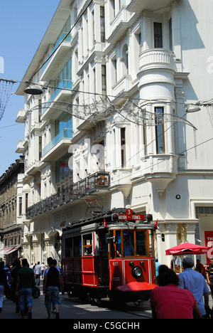 ISTANBUL, TÜRKEI. Eine Straßenbahn vorbei Demirören, ein neues gehobenen Einkaufszentrum auf der Istiklal Caddesi im Stadtteil Beyoglu. 2011. Stockfoto